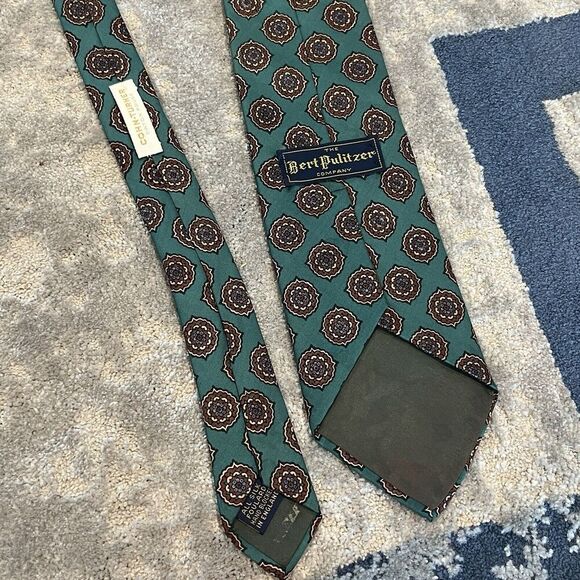 Bert Pulitzer Green Medallion Silk Neck Tie Necktie England 56x4” - Picture 3 of 7